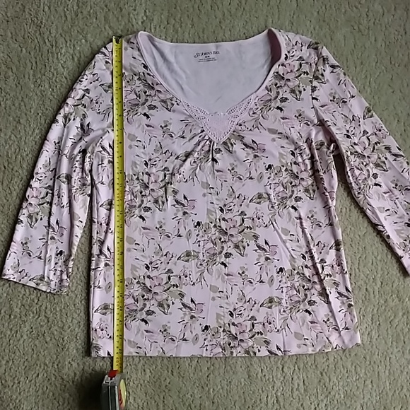 Top. - Picture 1 of 2